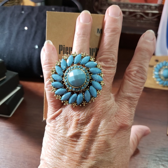 Gorgeous Turquoise & Gold Colored Ring  NWT - Picture 5 of 5